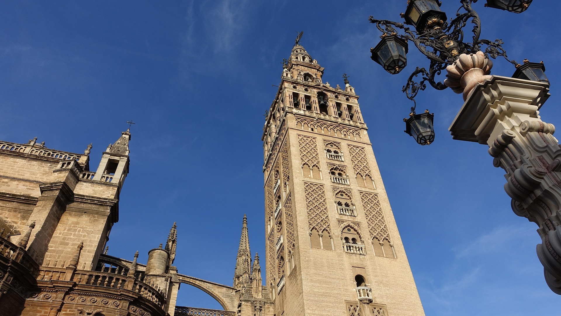 la-giralda-de-sevilla-un-icono-hist-rico-y-cultural-que-no-puedes-perderte